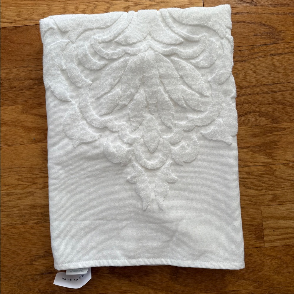 Frontgate Resort Sculpted Bath Towel - NWT - Picture 8 of 15